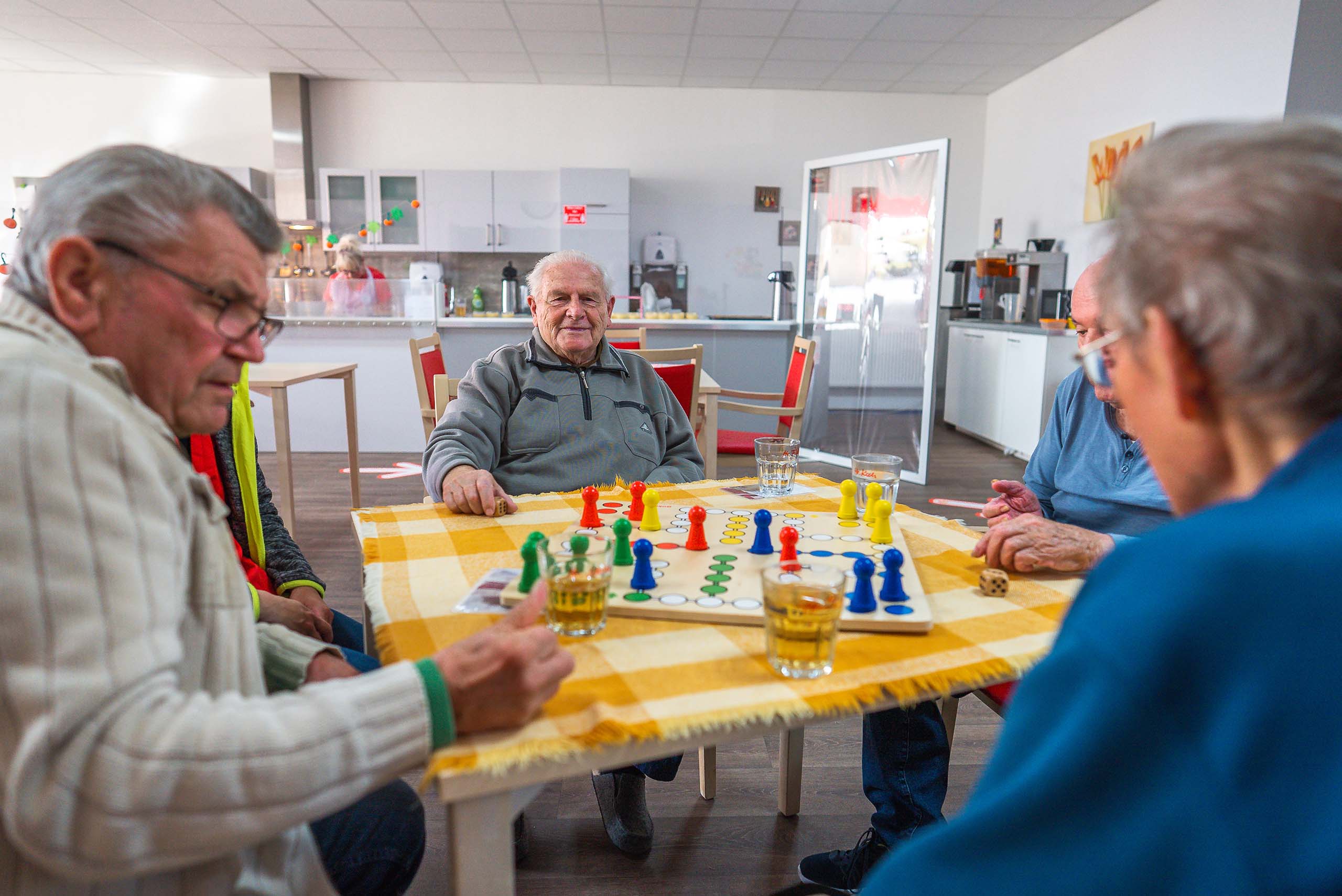 Gäste beim Mensch ärgere dich nicht spielen Gäste beim Mensch ärgere dich nicht spielen